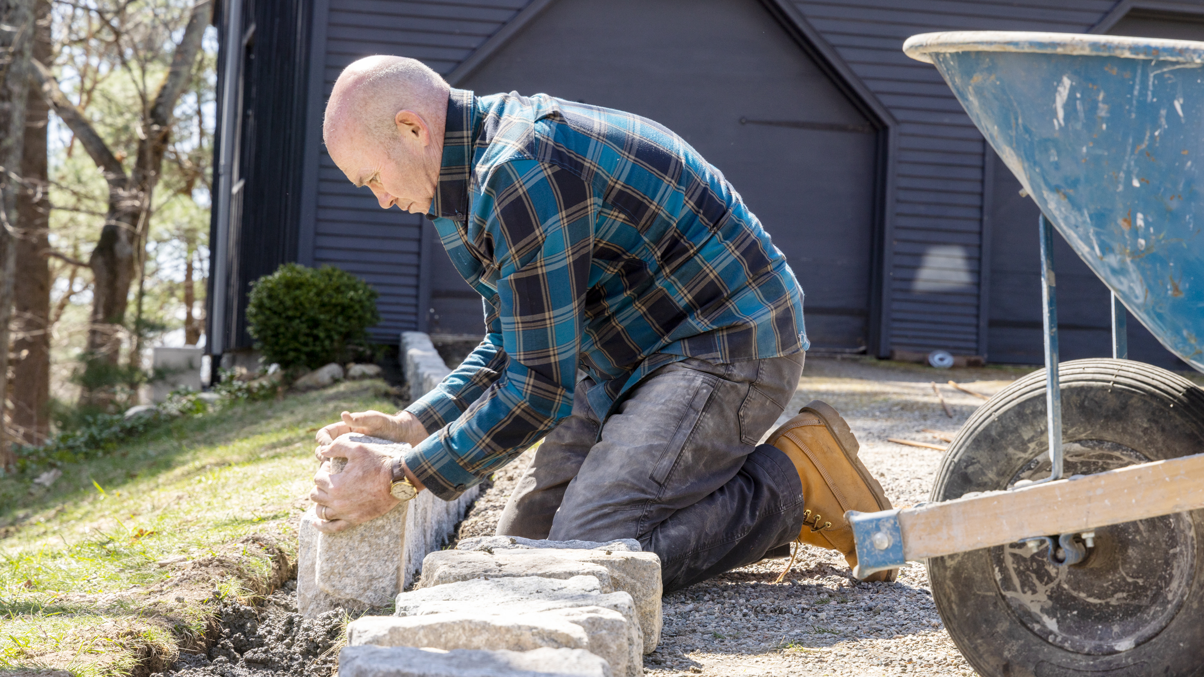 S21 E3, Mark McCullough installs cobblestone driveway edging