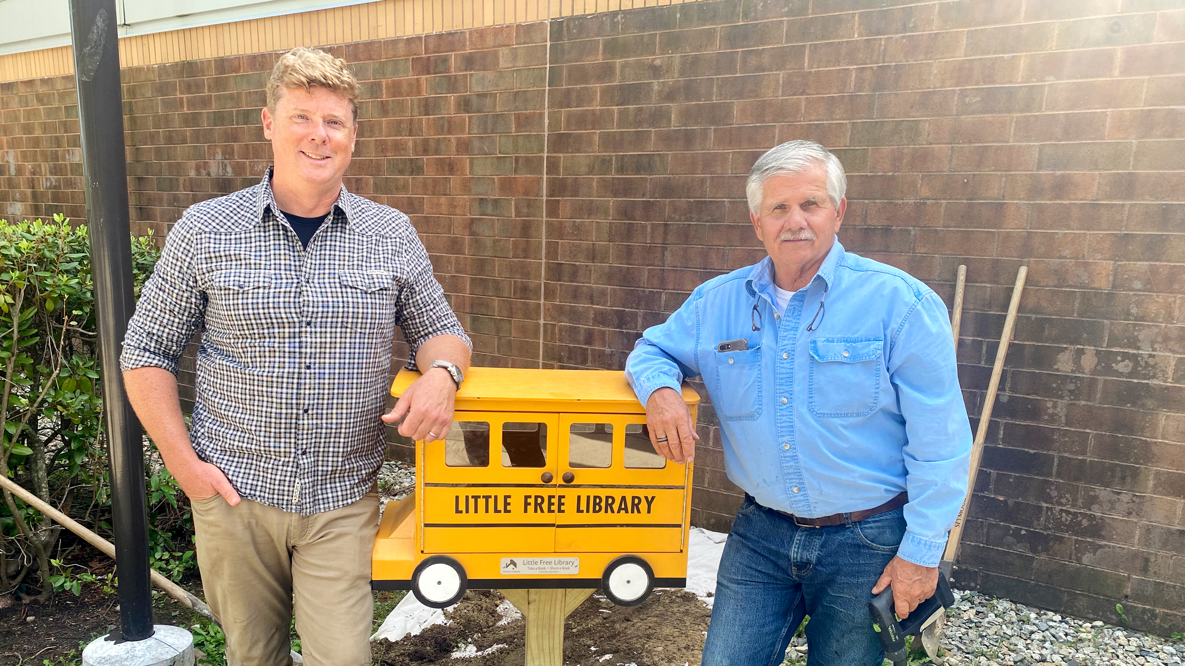 S21 E8, Kevin O’Connor and Tom Silva install a little free library